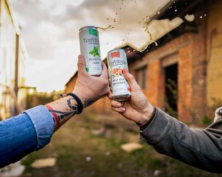 Na zdraví všem dobrým momentům, které chutnají ještě líp s přáteli. 🙌 TeaVibes. Cold brew čaj, který spojuje a osvěží. 🍑🌿...