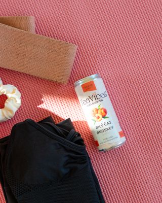 Tvoje broskvová fresh odměna po výkonu. 🍑 I když jen 30 minut chilluješ na podložce. Zasloužíš si svůj TeaVibes! 🧘‍♀️🌿...