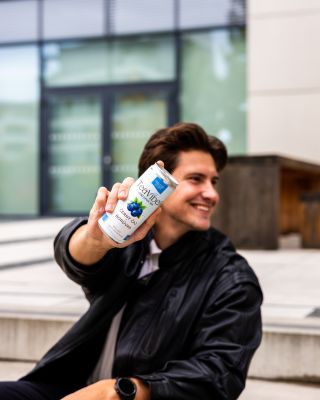 Pít či nepít? 💀🤔 Zbytečná otázka! Nelam si hlavu se zbytečnostma a dej si TeaVibes! 🍃 Protože to je oč tu svěží. 😎 #teavibes